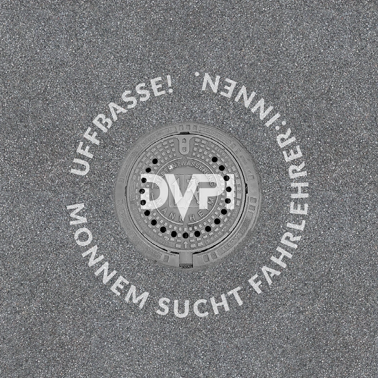 Gullideckel mit Kreide-besprühtem DVPI-Logo