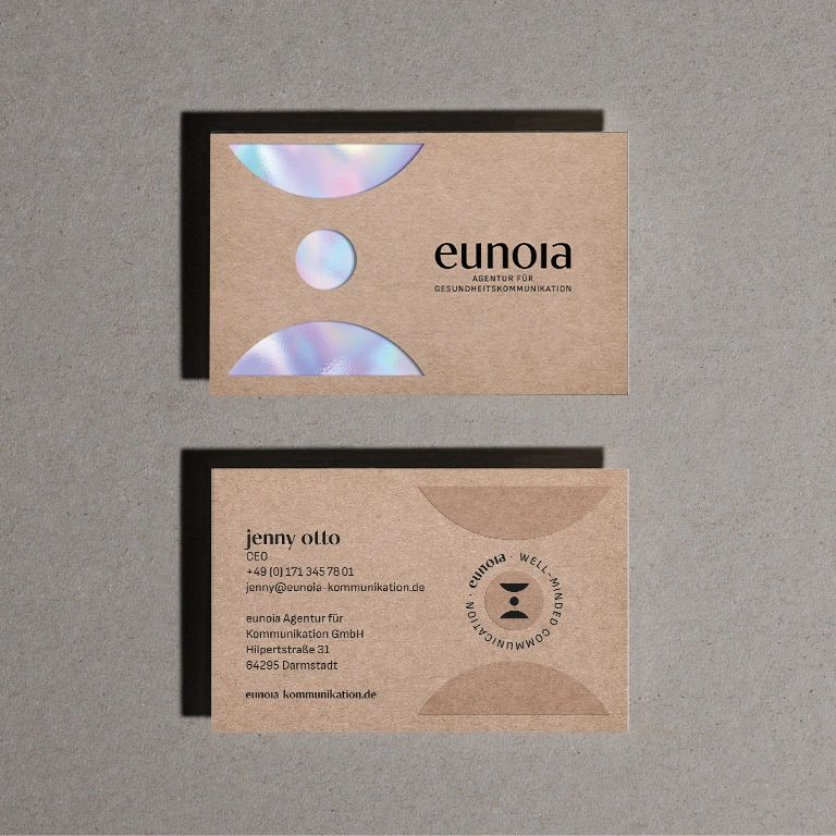 Vorder- und Rückseite der Visitenkarte von Eunoia, bestehend aus Craftpapier sowie dem Logo aus Holofolie
