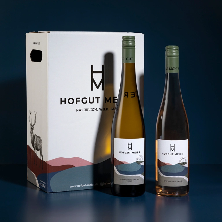 Kartons und Weinflaschen des Hofgut Meier