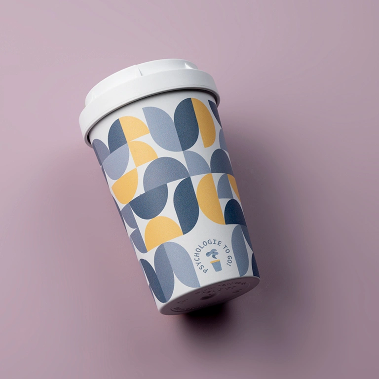 Mit dem Muster des Corporate Design bedruckter To-Go-Kaffeebecher