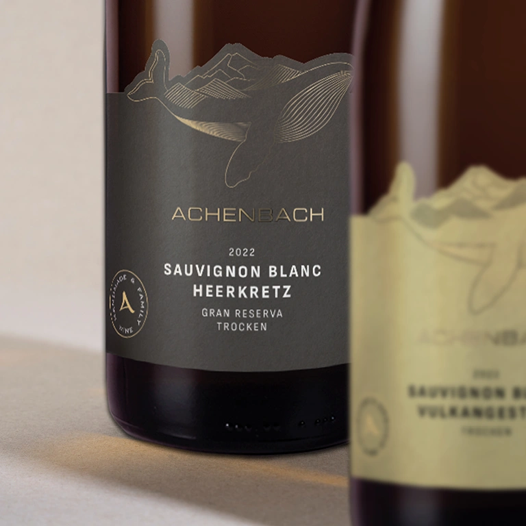 Nahaufnahme des Etikettendesigns des Weingut Achenbach