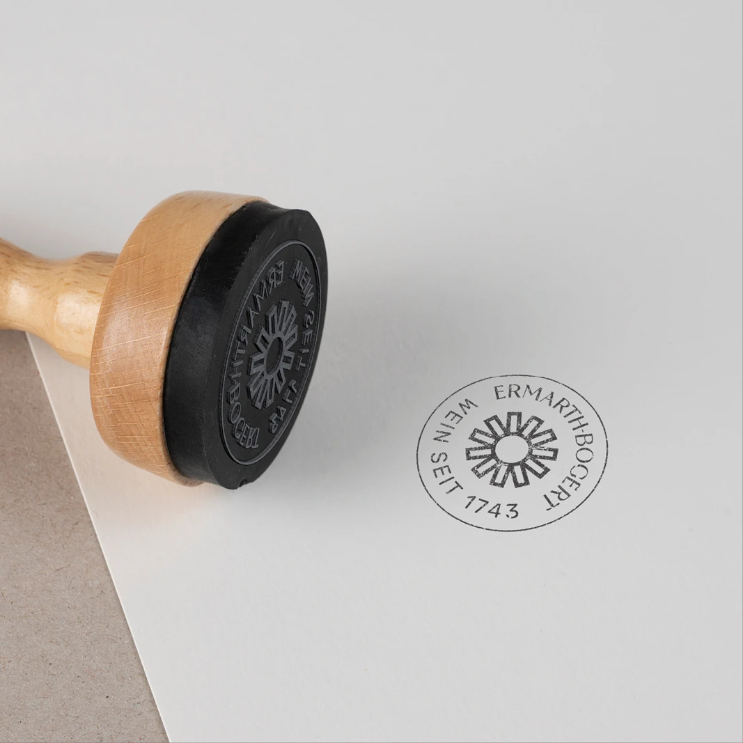 Stempel mit der runden Logo-Version des Weinguts Ermarth-Bogert